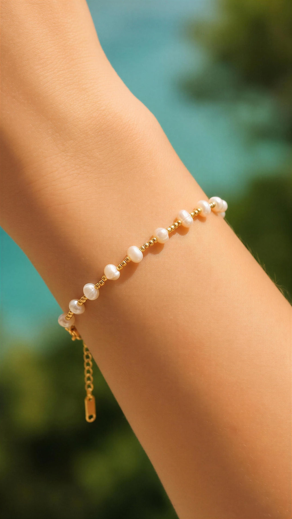 Pulsera dorada con perlas