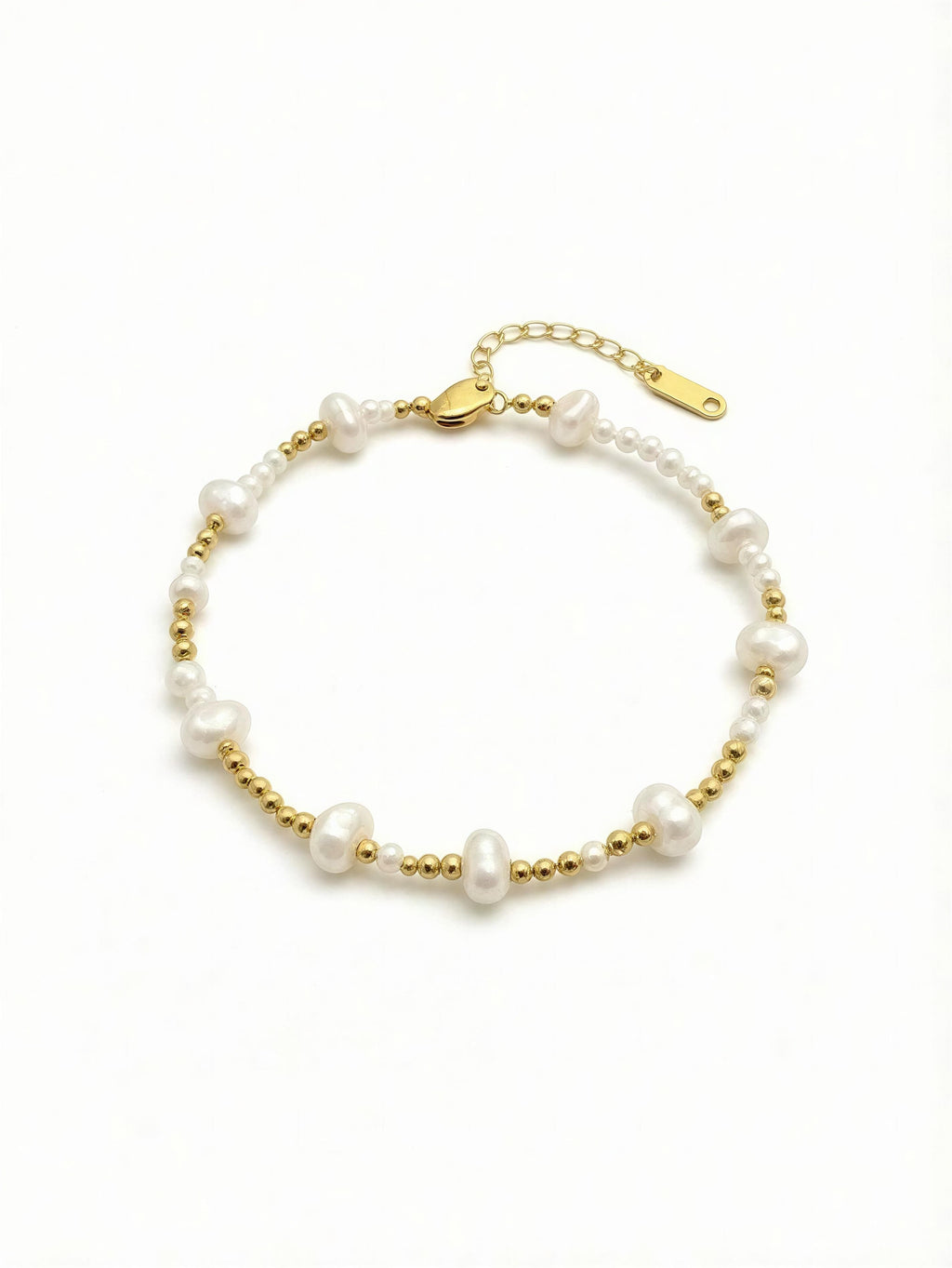 Pulsera dorada con perlas