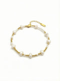 Pulsera dorada con perlas