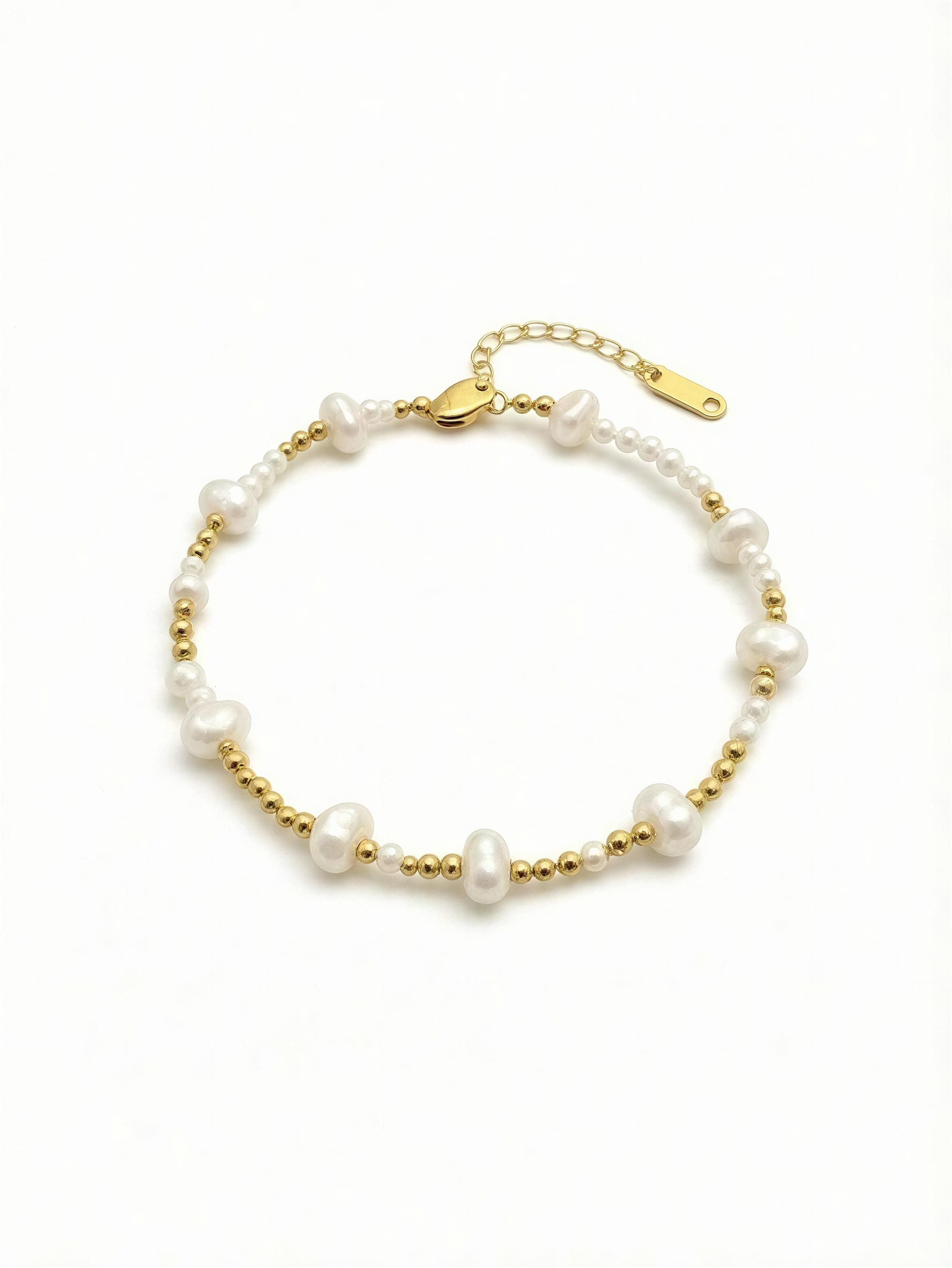 Pulsera dorada con perlas