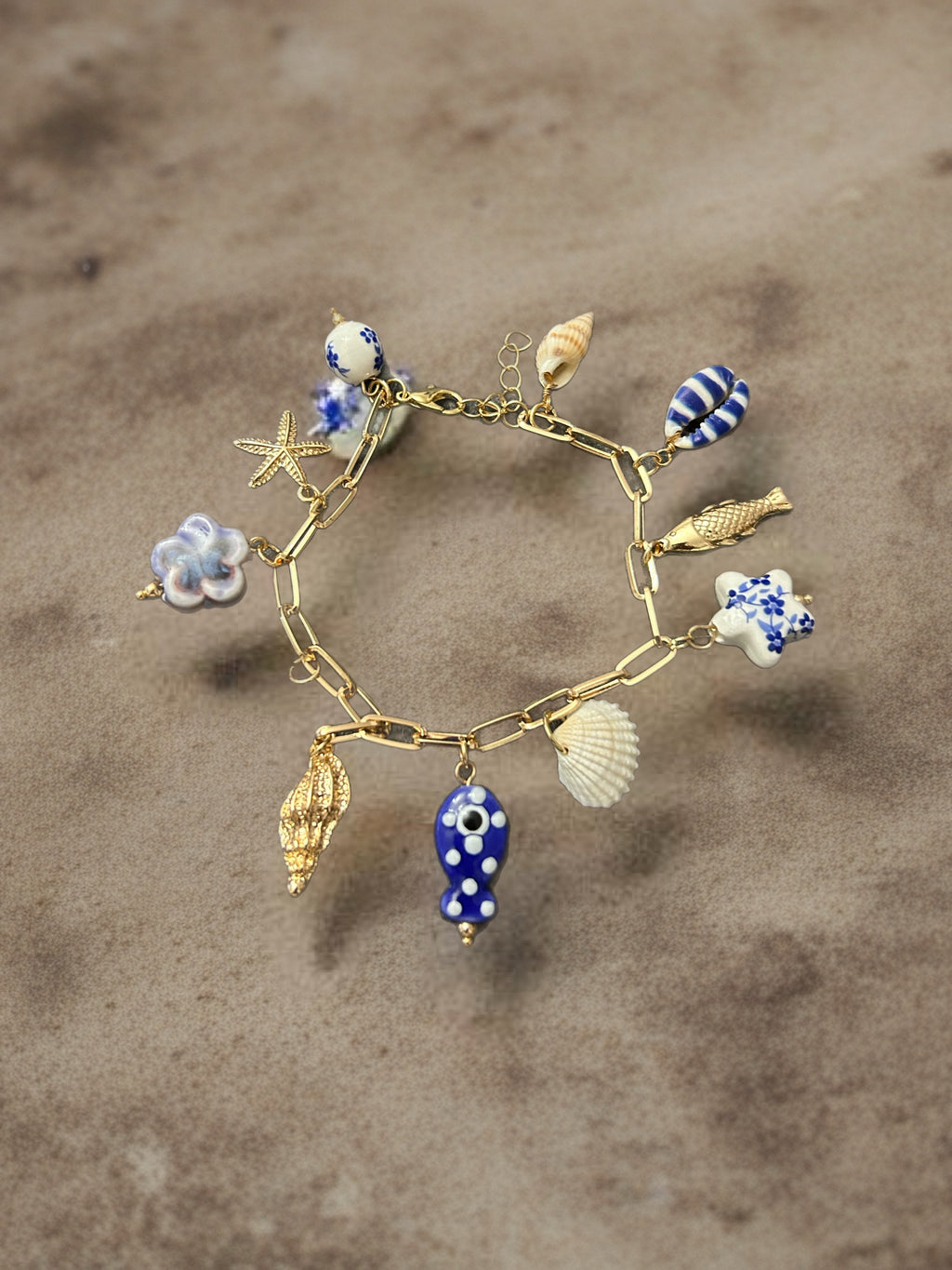 Pulsera gold field con dijes de cerámica pez