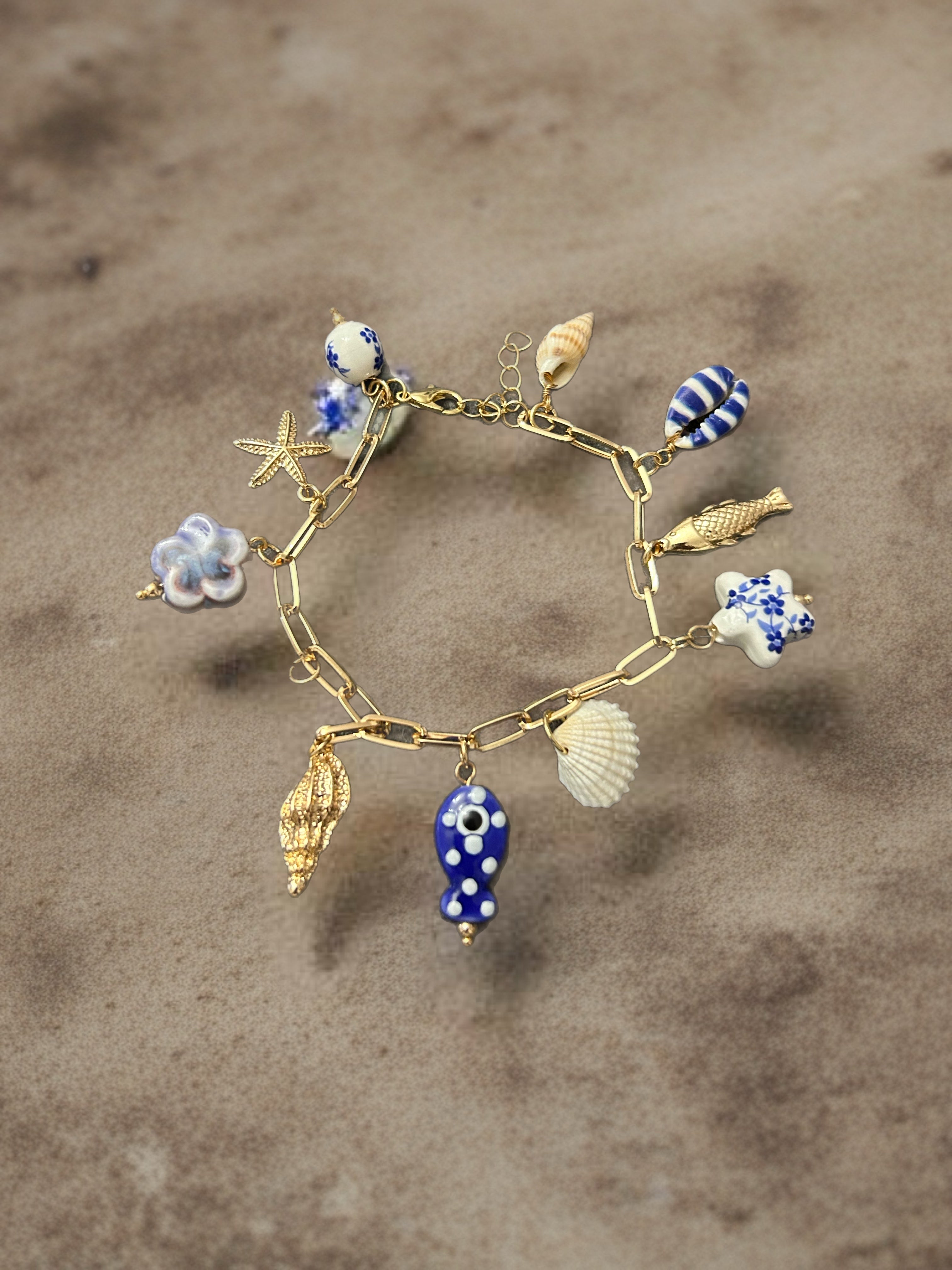 Pulsera gold field con dijes de cerámica pez