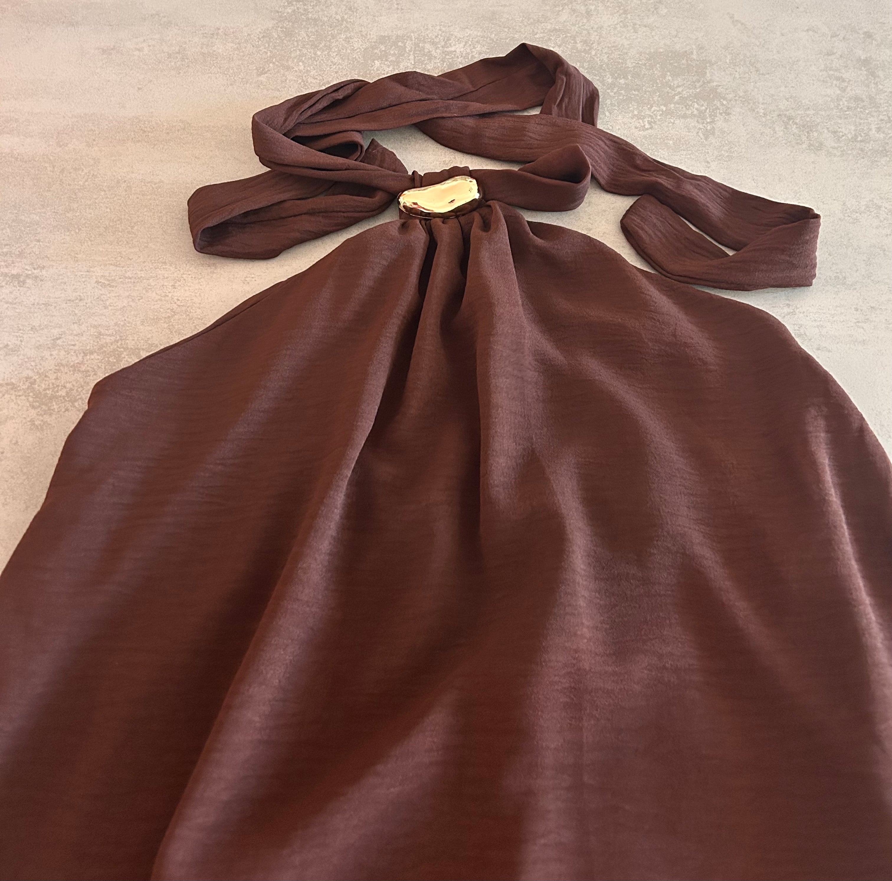 Vestido media pierna con nudo al cuello